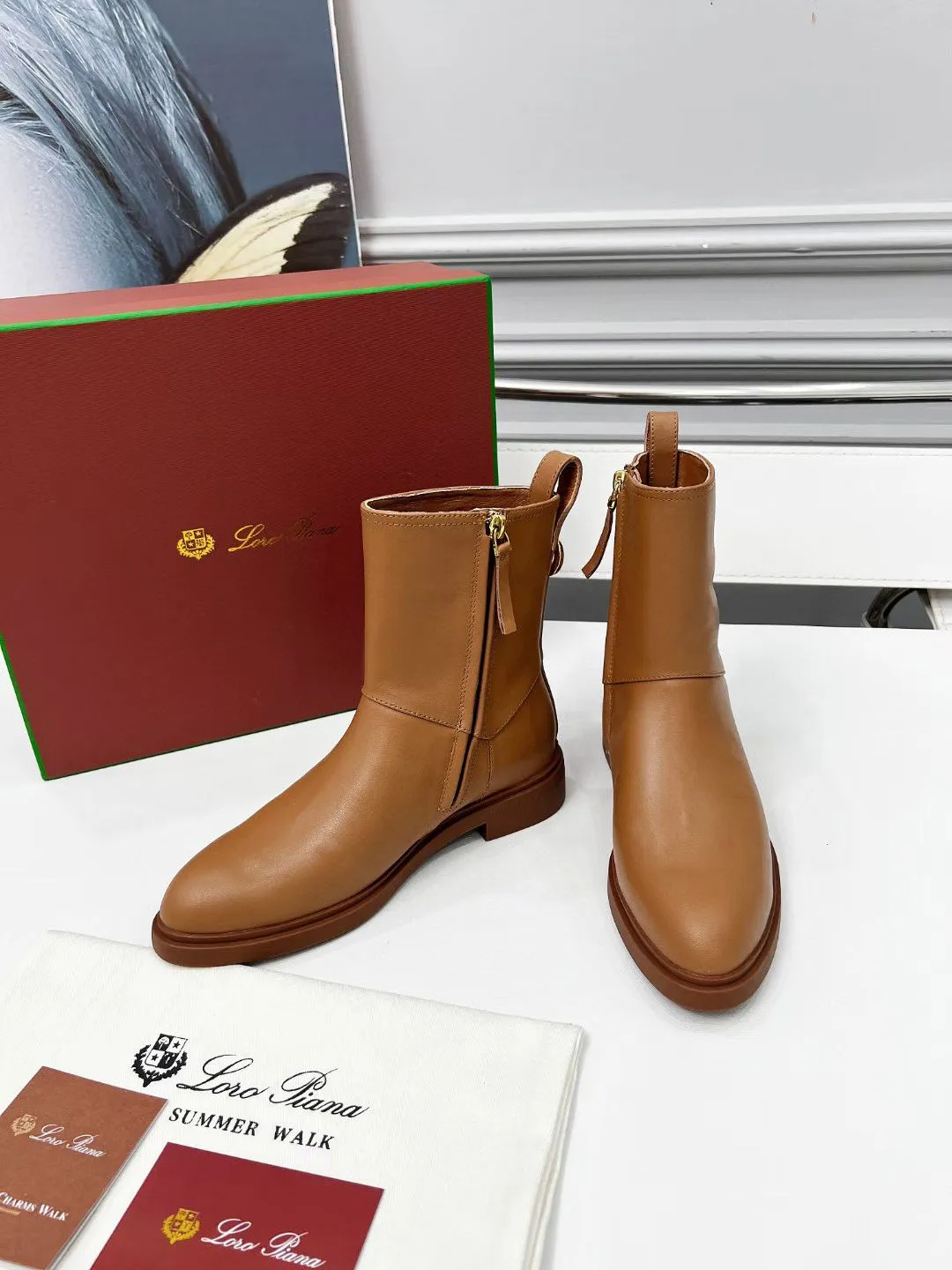 👟👟Ex-factory price 640👟👟 First-layer cowhide, G02 purchasing level WYSIWYG Loro Piana LP 130s new autumn and winter Kilda ankle boots side zipper short boots. This iconic ankle boot is made of waxed cow leather/suede sheepskin, giving it a rustic and unique retro aesthetic. The casual yet sophisticated style is perfect for urban looks as well as relaxed weekend looks. The sole is Loro Piana non-slip rubber sole. Leather lining, interior zip closure with tonal zip puller at top. Metallic detail at back. Leather ring pull tabs engraved with brand logo One-piece tonal rubber sole Rubber sole with anti-slip LP detail! Upper: Imported calfskin/nubuck leather Inner foot pads: cowhide Sole: Original molded rubber outsole Size: 35-40 (41 is custom-made and cannot be returned or exchanged)